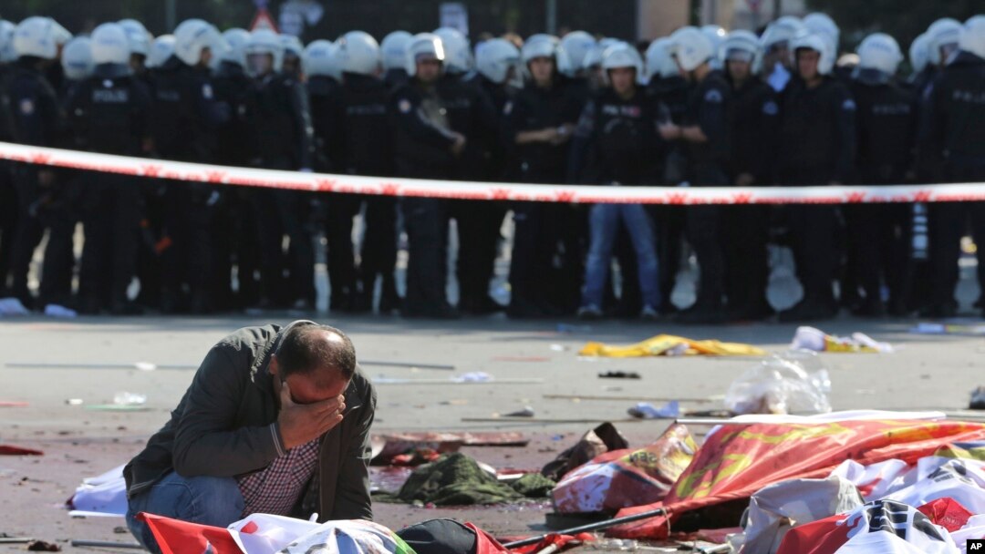 Seorang pria menangis di antara korban tewas ledakan di Ankara, Turki hari Sabtu, 10 Oktober lalu (foto: dok).