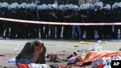 Seorang pria menangis di antara korban tewas ledakan di Ankara, Turki hari Sabtu, 10 Oktober lalu (foto: dok).