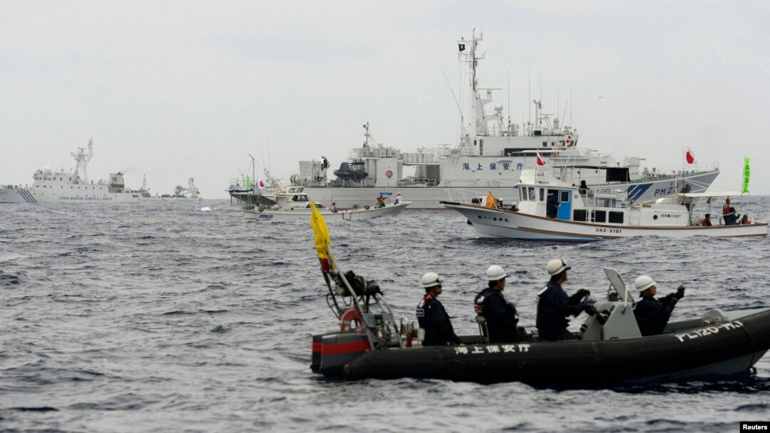 Kapal penjaga pantai Jepang Yoshino (nomor empat dari depan) menghalangi kapal Haijian No.46 milik China untuk mendekati kapal nelayan Jepang di dekat kepulauan sengketa Senkaku (dalam bahasa Jepang) /Diaoyu (bahasa China) (Foto: dok).