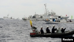 Kapal penjaga pantai Jepang Yoshino (nomor empat dari depan) menghalangi kapal Haijian No.46 milik China untuk mendekati kapal nelayan Jepang di dekat kepulauan sengketa Senkaku (dalam bahasa Jepang) /Diaoyu (bahasa China) (Foto: dok).