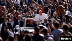 El papa Francisco llega a la Plaza de San Pedro del Vaticano para su audiencia general semanal el 26 de abril de 2023.