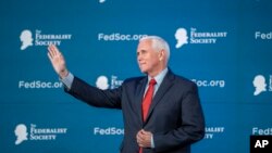 El exvicepresidente estadounidense Mike Pence llega a un evento en Washington, el martes 25 de abril de 2023.