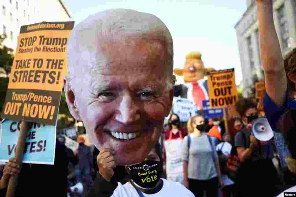 Un hombre sostiene un recorte de cart&#243;n del candidato dem&#243;crata a la presidencia de EE.UU., Joe Biden, durante una marcha desde la plaza McPherson hasta la Casa Blanca despu&#233;s del d&#237;a de las elecciones en Washington, D.C., el 6 de noviembre de 2020.