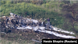 En la foto, los restos de un avión F-16 israelí cerca del pueblo de Harduf en Israel el 10 de febrero de 2018. REUTERS/Herzie ShapiraI