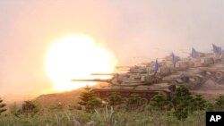 Militer Taiwan berlatih menembak menggunakan tank M60A3 Patton dalam latihan militer Han Kuang di wilayah Penghu, Taiwan (17/4).