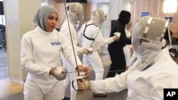 Cô Ibtihaj Muhammad là vận động viên Thế vận hội đầu tiên của Hoa Kỳ đội khăn hijab ra tranh tài tại Rio 2016.