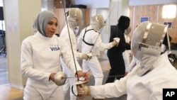 Ibtihaj Muhammad berlatih anggar di New York. (Foto: Dok)