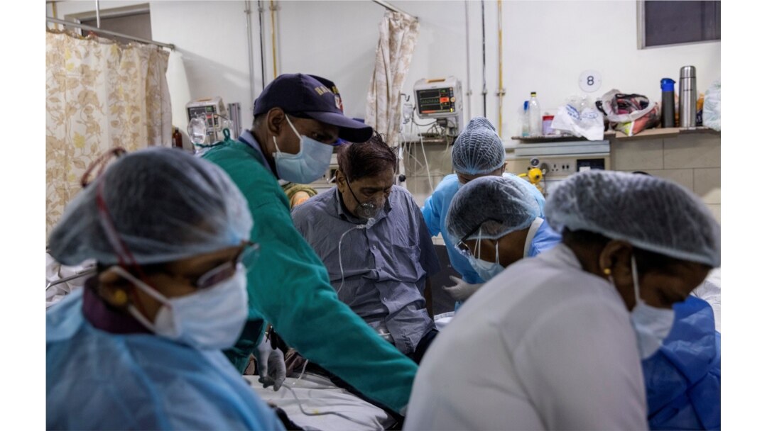 Seorang pasien COVID-19 tengah dirawat di sebuah rumah sakit di New Delhi, India,1 Mei 2021.