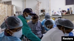 Seorang pasien yang menderita COVID-19 menerima perawatan di dalam bangsal korban di sebuah rumah sakit di New Delhi, India, 1 Mei 2021. (Foto: Reuters)