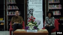 Dubes AS Robert Blake (kiri) saat berbincang dengan para dosen dan mahasiswa ITB mengenai ketahanan energi dan perubahan iklim di Amerika, Rabu 2/4 (foto: VOA/Teja Wulan).