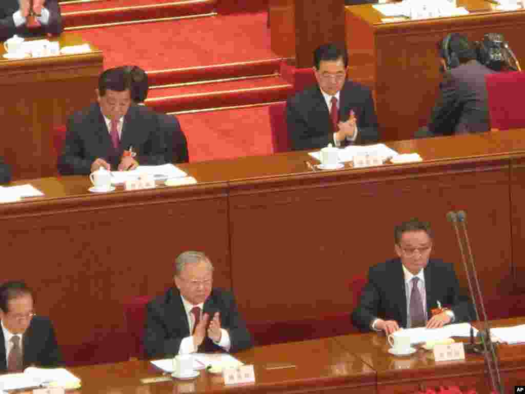 中共领导人出席人大第一天的会议