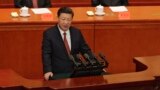 中国国家主席习近平在北京人民大会堂举行的解放军建军90周年大会上发表讲话 (2017年8月1日)。后面第一排左起：孙春兰、刘奇葆、王沪宁、张高丽