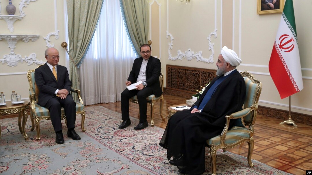 Dalam foto yang dirilis oleh Kantor Kepresidenan Iran, Presiden Hassan Rouhani, kanan, berbicara dengan Direktur Jendral Badan Energi Atom Internasional, Yukiya Amano, kiri, selama pertemuan, di Tehran, Iran, 29 Oktober 2017 (Kantor Kepresidenan Iran via AP)