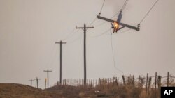 Un poste telefónico arde por el incendio de Smokehouse Creek, el miércoles 28 de febrero de 2024 en Canadian, Texas. 