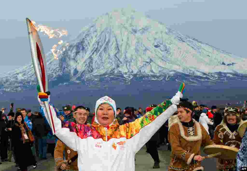 Pembawa obor Olimpiade Musim Dingin Sochi 2014 ketika melewati wilayah semenanjung Kamchatka Pasifik yang bergunung es, sekitar 6.766 sebelah timur Moskow, Rusia.