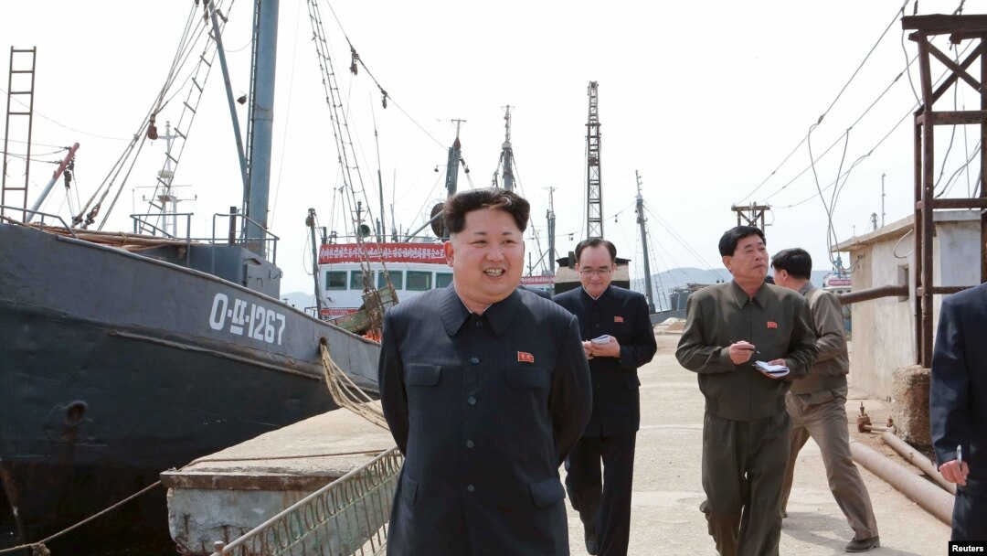 朝中社2015年5月9日发布的图片显示朝鲜领导人金正恩视察渔业中心