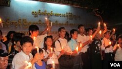 မီတာခတိုးမြှင့်မှုအပေါ် နိုဝင်ဘာလ ၈ ရက်နေ့က ကန့်ကွက်ဆန္ဒပြနေကြသည့် ရန်ကုန်မြို့ခံပြည်သူများ (ဓာတ်ပုံ-ဗွီအိုအေမြန်မာပိုင်း)