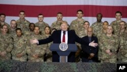 Presiden AS Donald Trump (tengah) didampingi Presiden Afghanistan Ashraf Ghani dan Ketua Kepala Gabungan Mark Milley, dalam perayaan Thanksgiving bersama pasukan AS di Pangkalan Udara Bagram, Afghanistan, 28 November 2019. (Foto: AP)