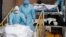 Trabajadores de la salud trasladan fallecidos a causa del nuevo coronavirus en centro médico en Brooklyn, Nueva York, el 2 de abril de 2020. 