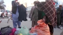 په کوټه کې مدني فعالا زلیخا کوښښ کوي چې بې وزله خلکو ته په ژمې کې تودې جامی ورکړي