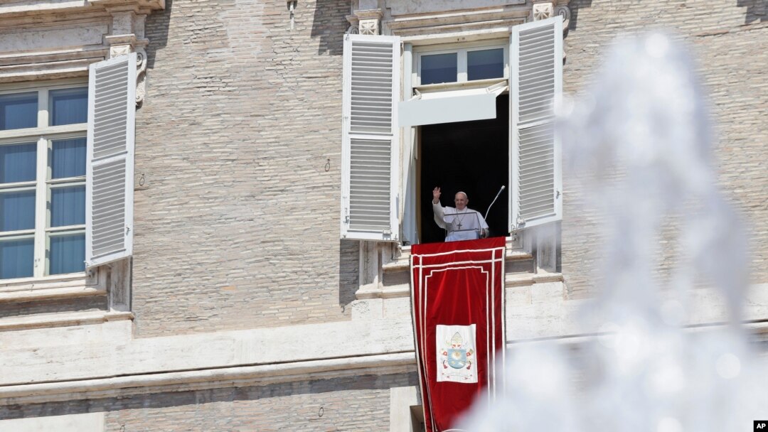 El papa Francisco saluda a los fieles al llegar para la oración del Angelus que pronuncia desde la ventana de su estudio frente a la Plaza de San Pedro, en el Vaticano, el domingo 2 de agosto de 2020.