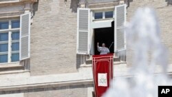 El papa Francisco saluda a los fieles al llegar para la oración del Angelus que pronuncia desde la ventana de su estudio frente a la Plaza de San Pedro, en el Vaticano, el domingo 2 de agosto de 2020.