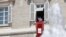El papa Francisco saluda a los fieles al llegar para la oración del Angelus que pronuncia desde la ventana de su estudio frente a la Plaza de San Pedro, en el Vaticano, el domingo 2 de agosto de 2020.