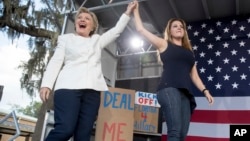 Hillary Clinton y Alicia Machado durante un evento de campaña de la candidata presidencial demócrata en Dade City, Florida. Noviembre 1, 2016.