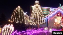 Les Américains sont friands de décorations lumineuses, et visitent des sites où des centaines sont déployées