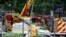 Des membres des services d'urgence travaillent du site d'un incendie, le 28 juin 2021