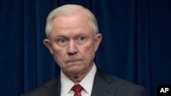 El secretario de Justicia de EE.UU. Jeff Sessions anunció que no se asignarán fondos federales a las ciudades que no colaboren con las autoridades de inmigración nacionales para dar acceso a inmigrantes ilegales que tengan detenidos o vayan a poner en libertad.