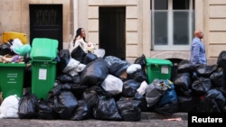 Sampah menumpuk di dekat Menara Eiffel Paris, saat para pekerja mogok karena reformasi pensiun di Paris. (Foto: Reuters)