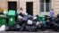 Sampah menumpuk di dekat Menara Eiffel Paris, saat para pekerja mogok karena reformasi pensiun di Paris. (Foto: Reuters)