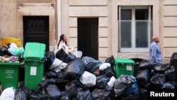 Basura acumulada en una calle cerca de la torre Eiffel, en París, Francia, el 27 de marzo de 2023.