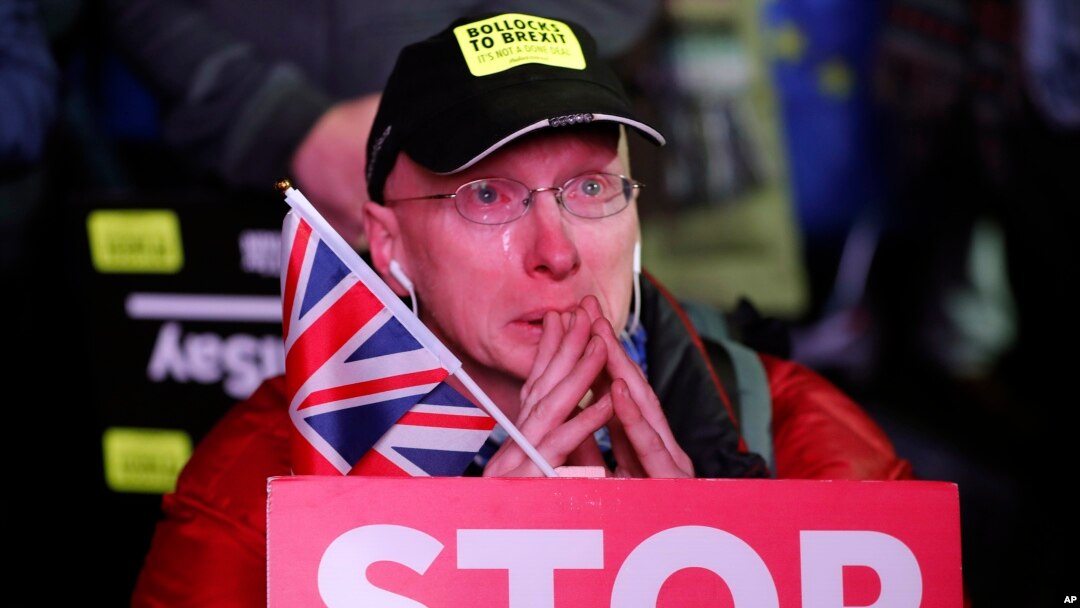 Demonstrant protiv Bregzita plače ispred zgrade britanskog parlamenta, 15. januara 2019.