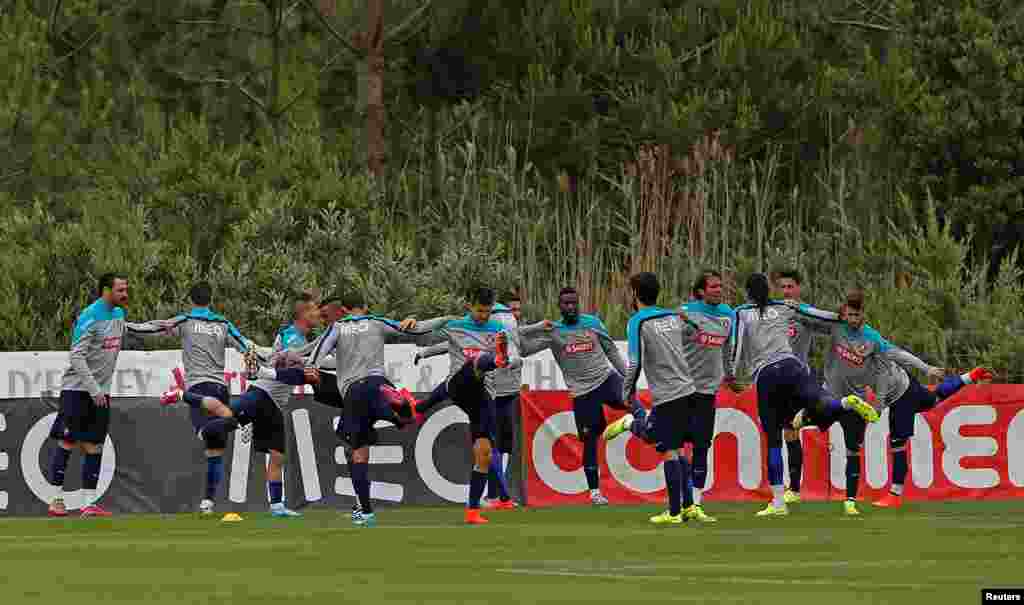 Os jogadores de Portugal aquecem durante um treino de preparação para o Mundial de Futebol no seu estágio em Óbidos. Maio 30, 2014. O Mundial de Futebol realiza-se em 12 cidades do Brasil de 12 de Junho a 13 de Julho. &nbsp;