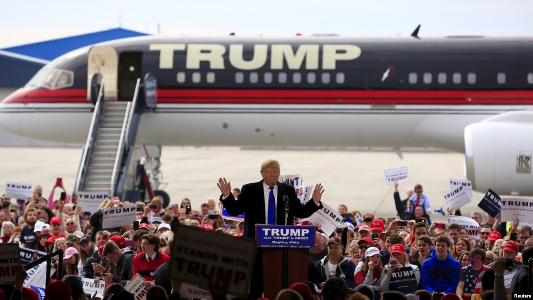 Agen-agen rahasia mengelilingi kandidat calon presiden dari Partai Republik Donald Trump di bandara internasional Dayton di Ohio (12/3). (Reuters/Aaron P. Bernstein)