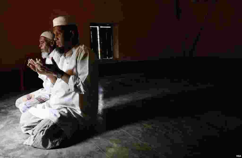 Hafez Sayed Alam and Faizul Karim (rear) pray inside Masjid Umar Bin Khattab mosque at Kutupalong refugee camp April 2, 2019. (Hai Do/VOA)