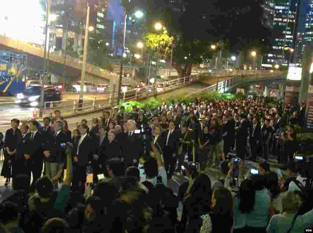 香港法律界举行反人大释法黑衣静默游行（美国之音海彦拍摄）