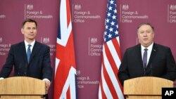 Menlu Inggris Jeremy Hunt (kiri) dalam konferensi pers bersama Menlu AS Mike Pompeo di London hari Rabu (8/5). 