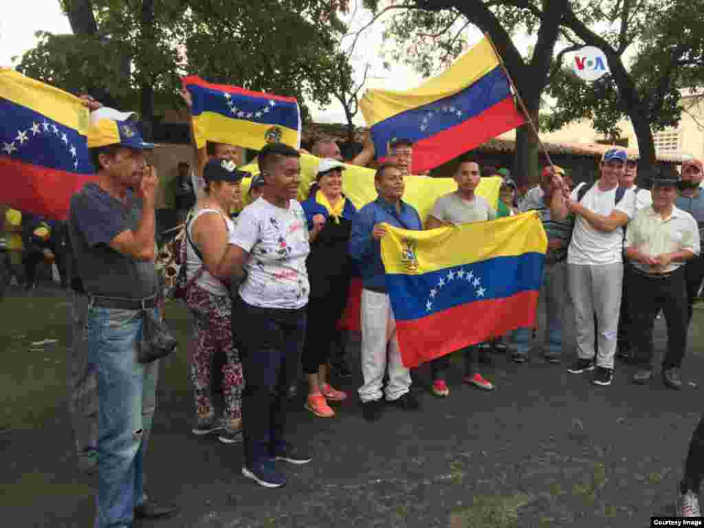 Desde temprano el sábado, venezolanos estuvieron listos para demostar el apoyo para la llegada de la ayuda humanitaria a Venezuela, a unos pasos del Puente Internacional Simón Bolívar.