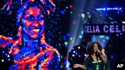 La India rinde homenaje a Celia Cruz en los Latin American Music Awards en el Dolby Theatre el jueves 8 de octubre de 2015 en Los Ángeles.