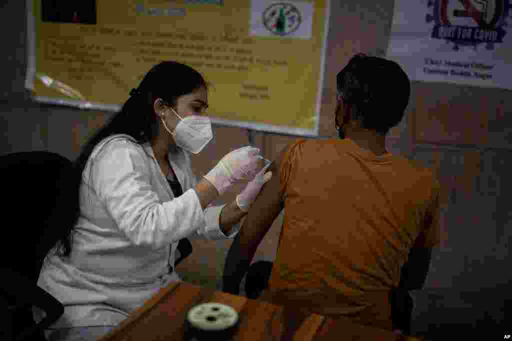 دریافت واکسن کرونا توسط یک مرد در یک بیمارستان دولتی در نویدا، حومه دهلی‌نو، هند