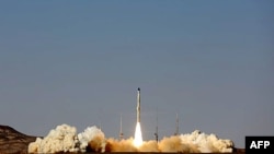 이란 국방부는 자국이 개발한 위성 운반 로켓 ‘줄라나’의 시험발사를 성공적으로 마쳤다며 1일 발사 장면을 공개했습니다.