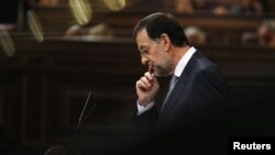El primer ministro español Mariano Rajoy gesticula durante una sesión parlamentaria. El gobierno anunció este miércoles nuevas medidas de austeridad que buscan sacar a este país de sus crisis económica.