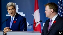 John Kerry en conferencia de prensa con el ministro de Relaciones Exteriores de Canadá, John Baird.