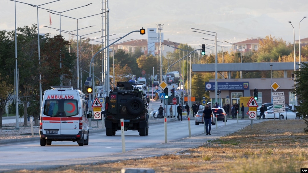 TUSAŞ’taki saldırıda hayatına kaybedenlerin ardından Ankara’da cenaze törenleri düzenlenirken siyasetçilerden “planlı saldırı”, “korku iklimi yaratma çabası” ve “siyaseti yönlendirme amaçlı” gibi değerlendirmeler geldi. 