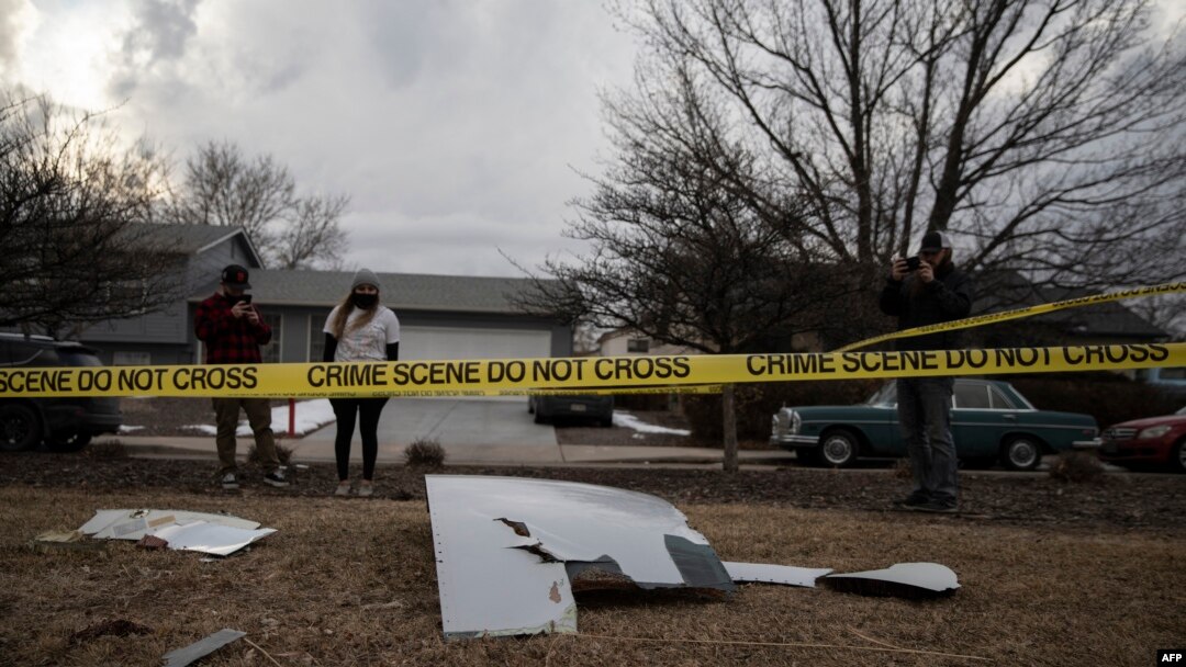Warga mengabadikan serpihan-serpihan mesin pesawat United Airlines yang jatuh di kawasan permukiman Broomfield di luar Kota Denver, Colorado, 20 Februari 2021. 