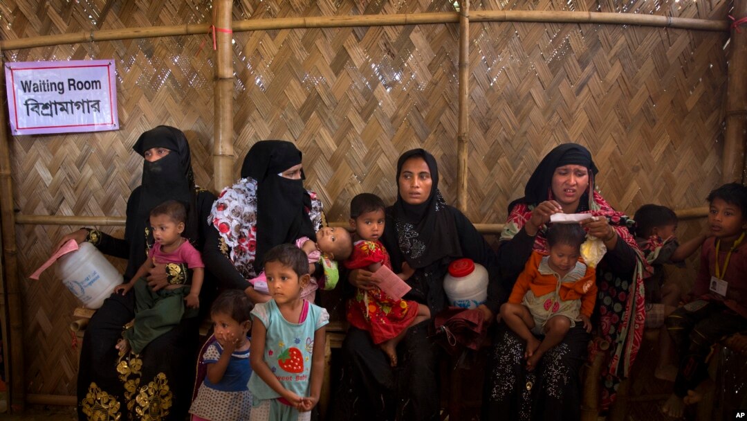 Pengungsi perempuan muslim Rohingya bersama anak-anak mereka menunggu di sebuah pusat nutrisi untuk memperoleh makanan bagi anak-anak mereka di kamp pengungsi Balukhali, 50 kilometer dari Cox's Bazar, Bangladesh, 23 Januari 2018.