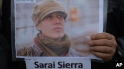 Seorang anggota asosiasi untuk warga yang anggota keluarganya hilang, mengumumkan selebaran berikut foto Sarai Sierra, wisatawan asal New York yang hilang saat berlibur ke Istanbul, Turki sejak 21 Januari lalu (Foto: dok). Sierra ditemukan tewas di dekat reruntuhan tembok kota tua wilayah tersebut.